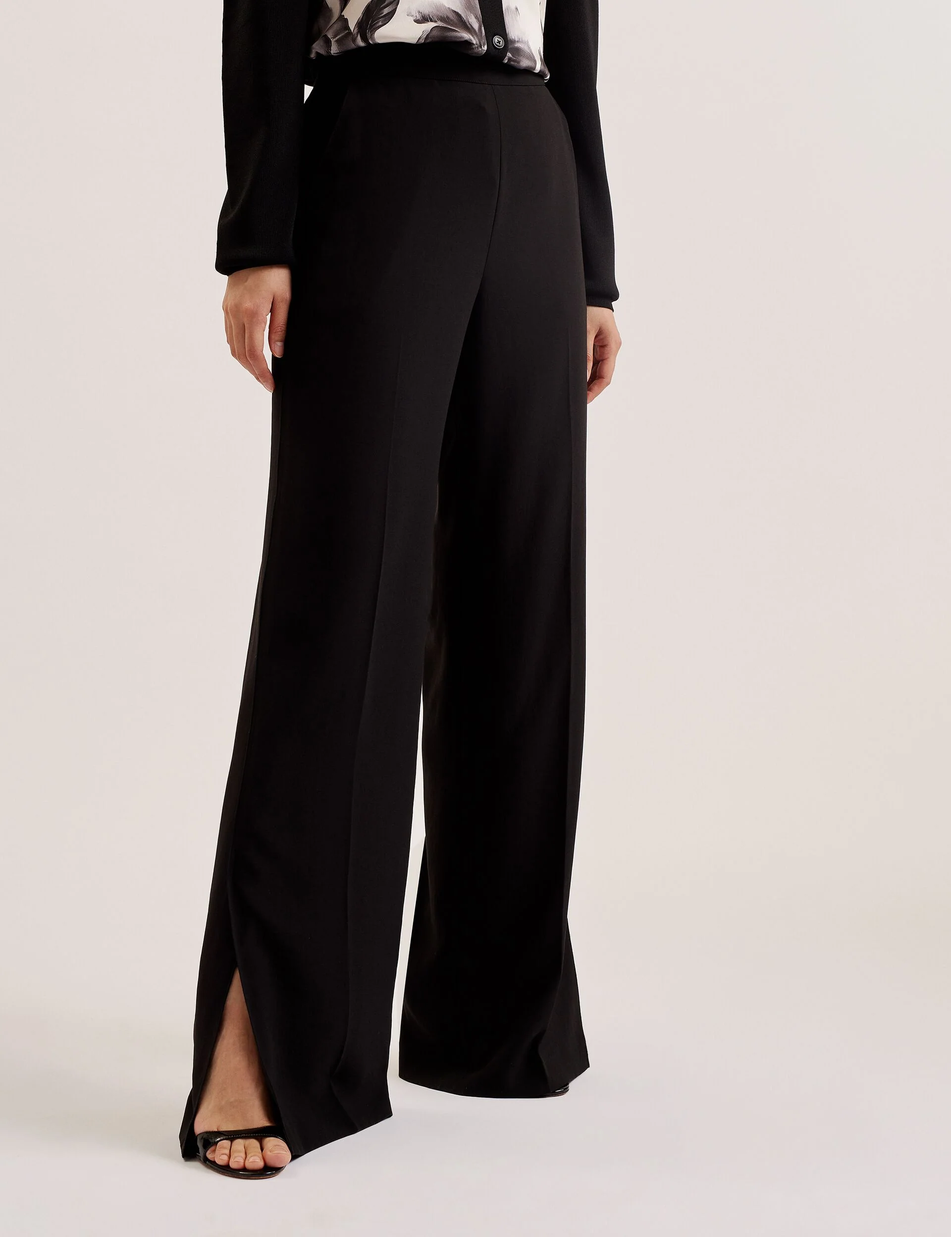 INUT | BLACK